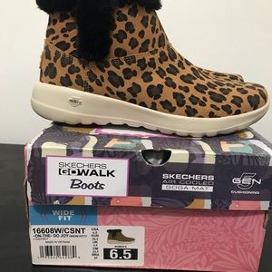 Skechers, new with box, very nice model and color.